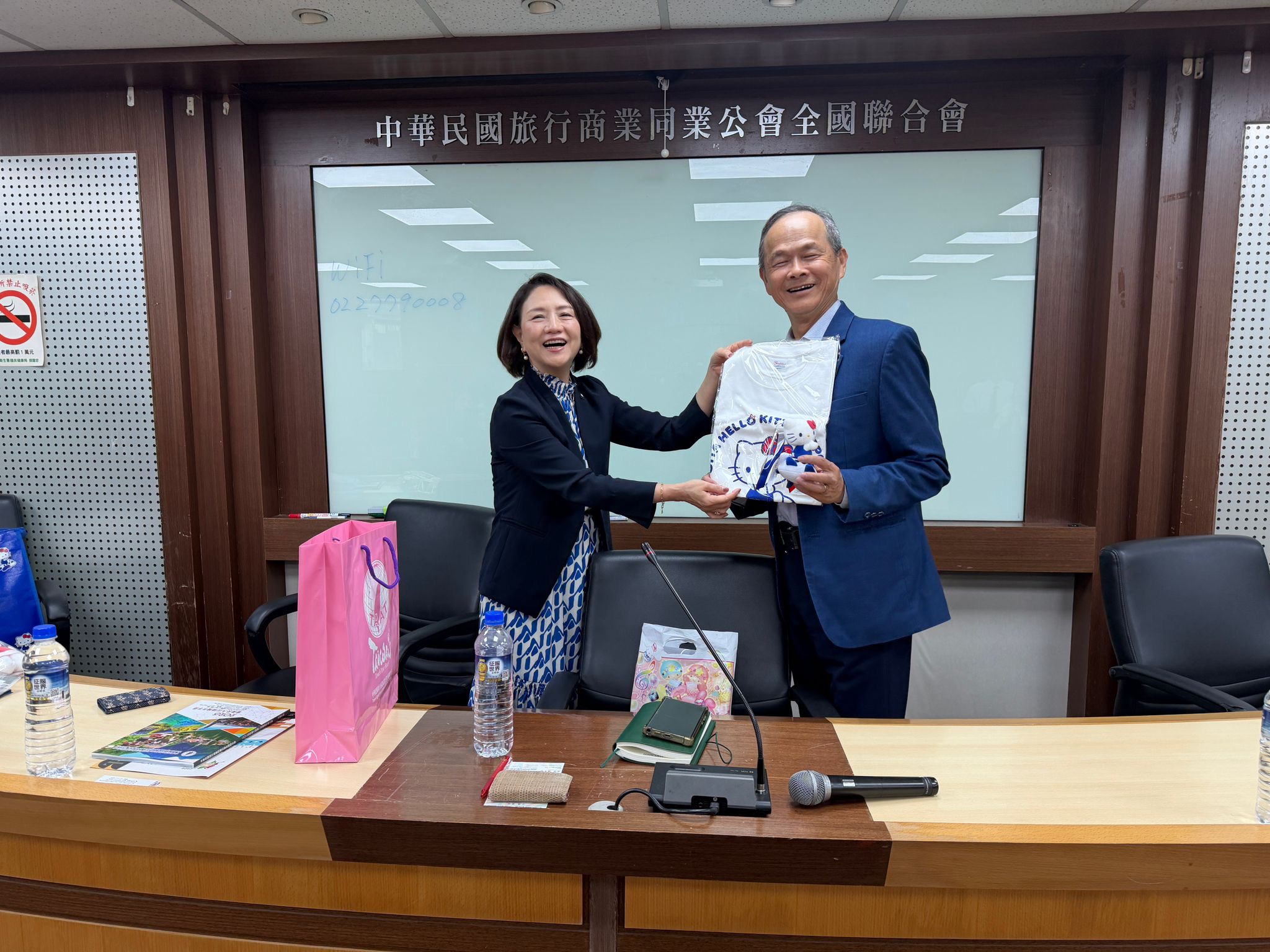 三麗鷗HELLO KITTY和諧樂園訪台交流 攜手旅行全聯會開拓九州主題觀光新商機 50 日本三麗鷗娛樂股份有限公司(SANRIO ENTERTAINMENT)代表董事社長小巻亜矢(右)致贈紀念品給旅行全聯會杜佩育主委(左) 圖 / 日本國際交流協會提供