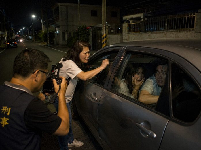 徵信人員深夜協助當事人進行外遇蒐證,現場情緒激動,反映婚姻糾紛與通姦除罪化後民事攻防現況。(圖 / AI示意畫面)