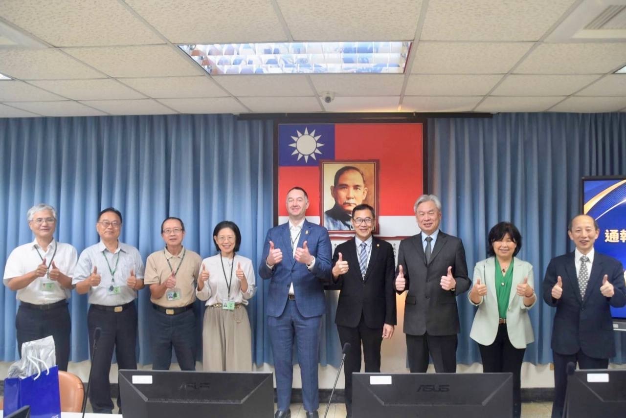 高雄關查緝輸美違規轉運成效亮眼,關務署表揚績優關員