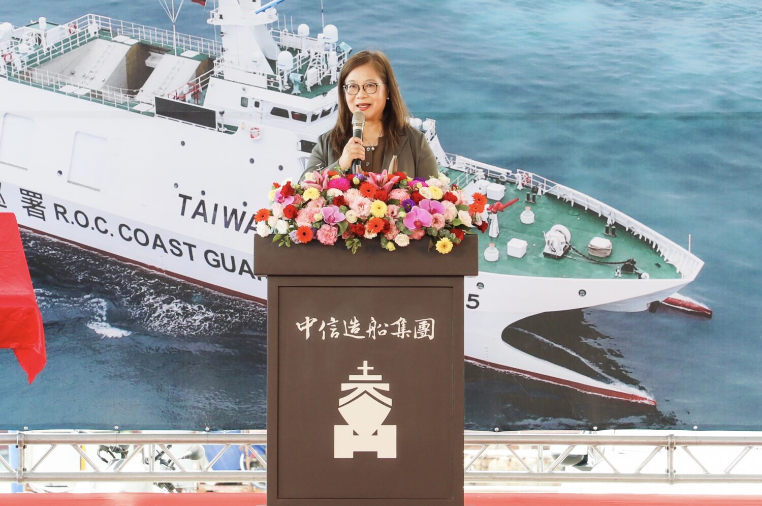 東港艦命名下水 管碧玲勉海巡:做國家的堅韌樹根!