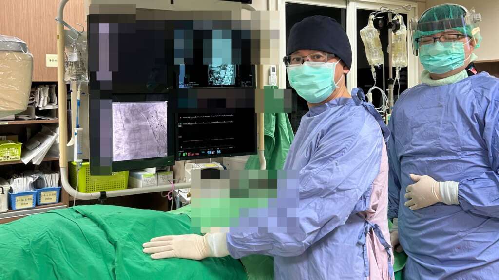 ▲員榮醫療體系員榮醫院心臟外科主任賴金湖醫師(左)為患者手術。(圖/員榮醫院提供)