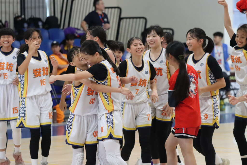 安坑女籃勇闖冠軍賽，小女孩開心相擁。 (潘安彥攝影)