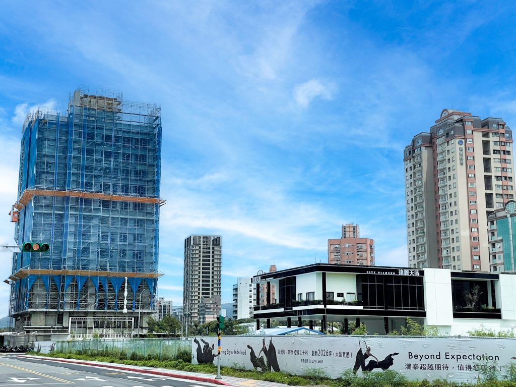 2026Q1全台建照量年減30%，顯示建商對未來評估轉趨保守。