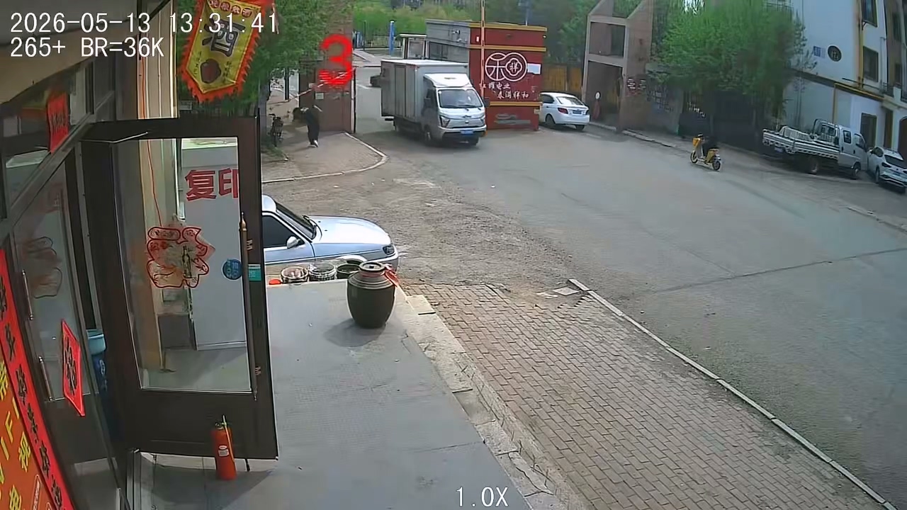 影／禍從天降！貨車撞斷限高桿掉落　路過女子慘遭砸中倒地不起