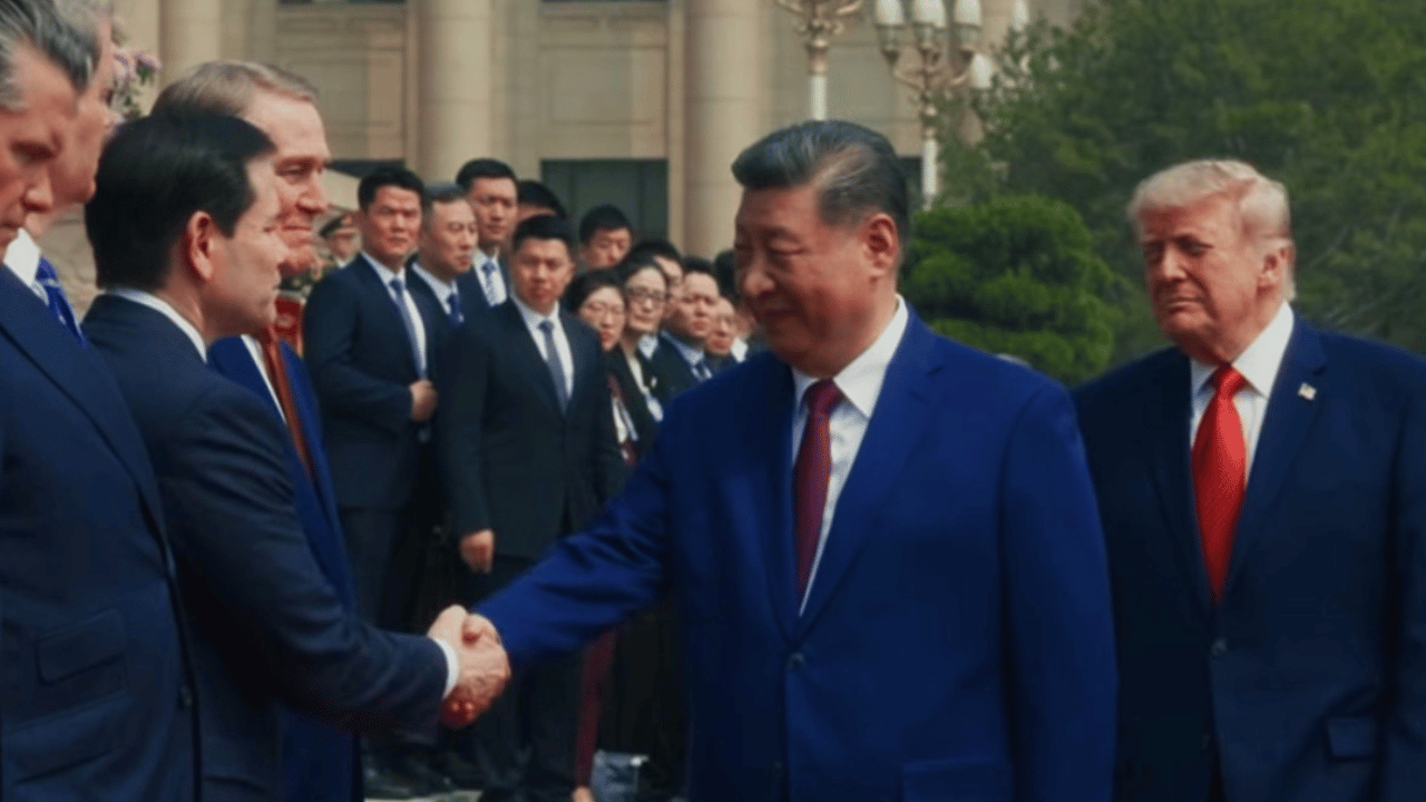 美國國務卿盧比歐(Marco Rubio)因抗中立場鮮明,遭中國列為制裁名單,此次川習會,中國以更改中文譯名的方式允其入境,習近平也握手歡迎。(圖:白宮)
