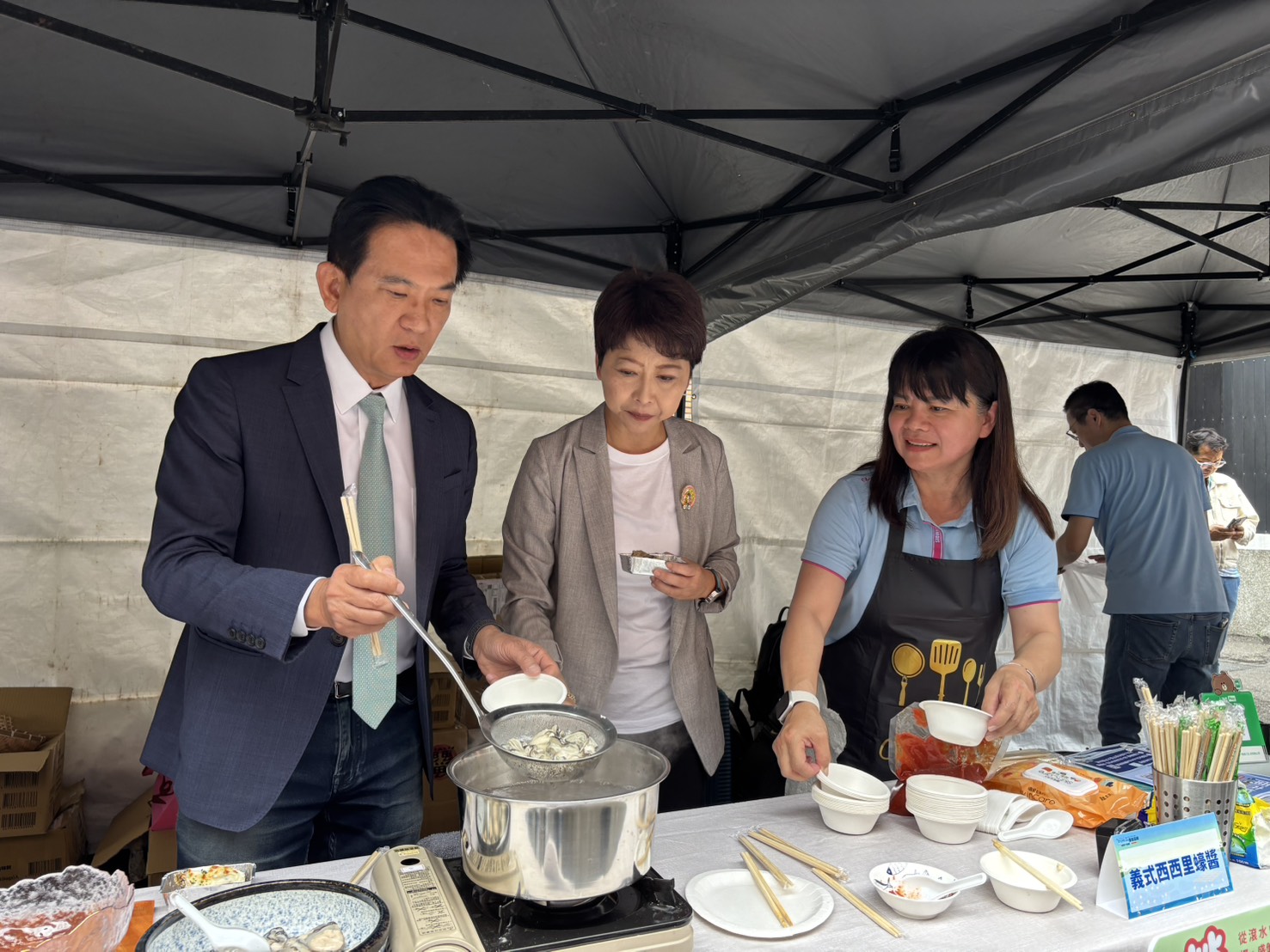 朝野立委齊挺國產牡蠣 南市區漁會北上行銷「南市蚵」 234 朝野立委齊挺國產牡蠣 南市區漁會北上行銷「南市蚵」 233
