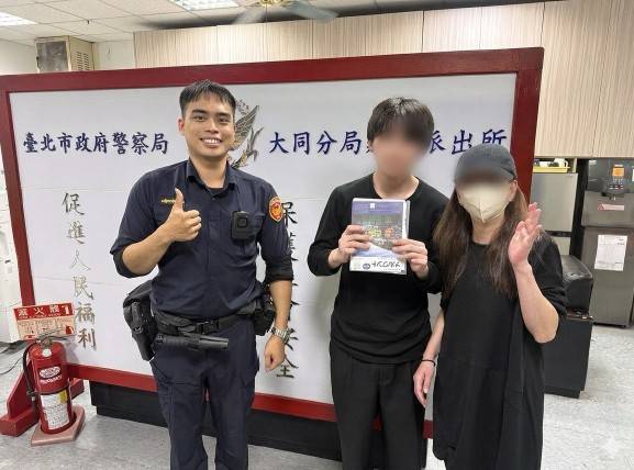 處理員警與日籍旅客合影。(圖/記者戴昱弘 翻攝)