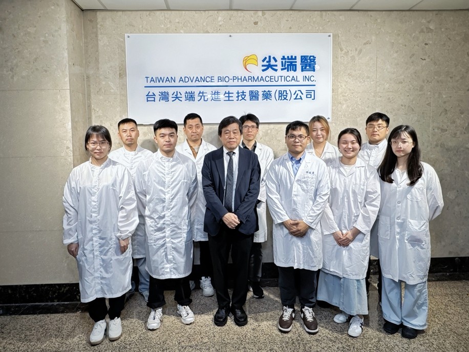 尖端醫投入龍葵鹼相關快篩技術研究,評估食品安全檢測與風險管理應用方向,尖端醫董事長蘇文龍(左三)與團隊合影。(圖/尖端醫提供)
