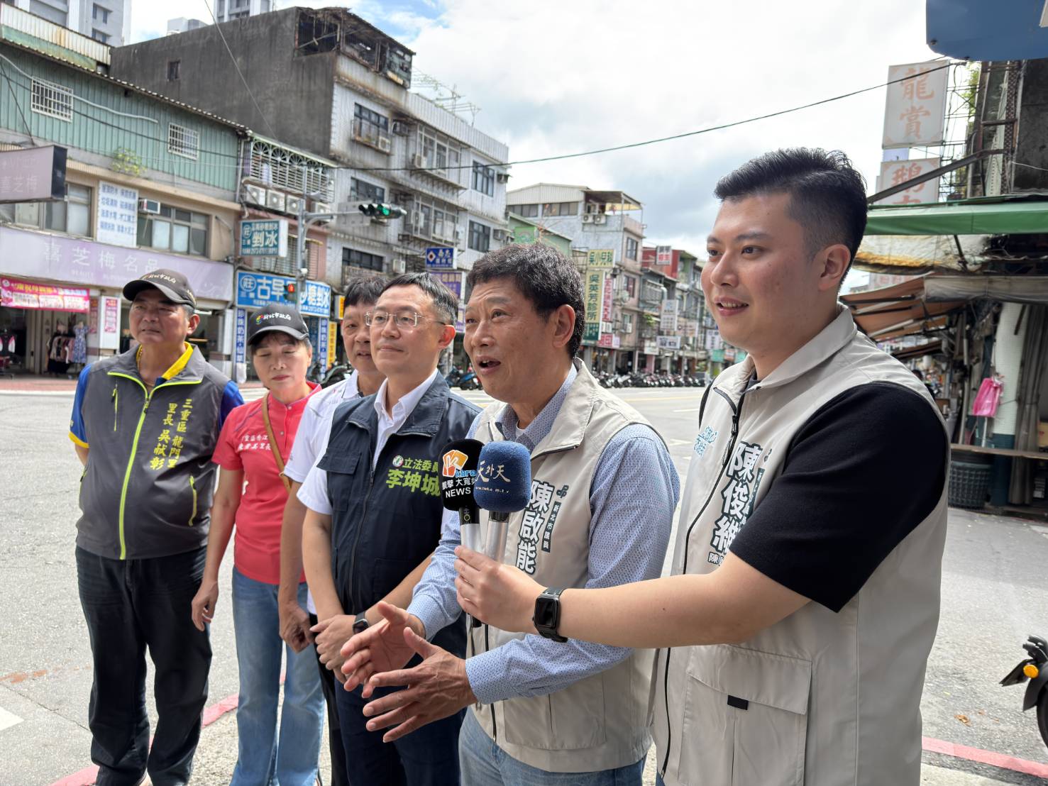 立法委員 李坤城 與新北市議員 陳啟能現場勘察。(圖/記者李健興 翻攝)