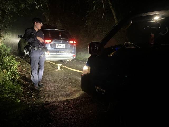 橫山分局員警深夜冒雨執行拖救任務,成功協助民眾脫離山區泥濘路段。(圖/記者張家燁翻攝)