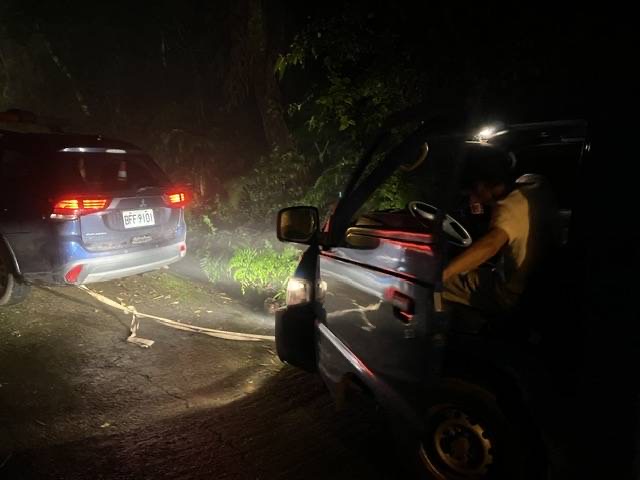 尖石分駐所員警利用巡邏車與拖車繩索,協助受困泥地車輛脫困返家。(圖/記者張家燁翻攝)