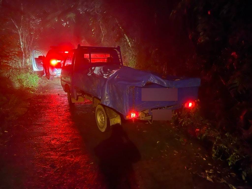 受困泥濘山區道路的自小貨車,在警方協助拖吊後順利脫困,讓受困駕駛得以平安返家。(圖/記者張家燁翻攝)