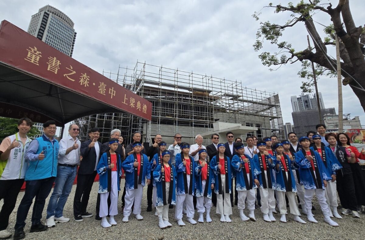 ▲「童書之森.臺中」,今(15)日舉行上梁典禮合照。(記者廖美雅拍攝)
