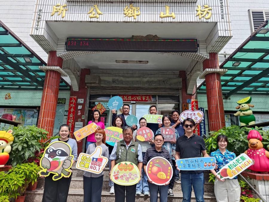▲枋山鄉長羅金良(前排左三)強調，感謝恆春半島旅宿業者，聯手力推枋山芒果，因為，枋山芒果最好吃。
