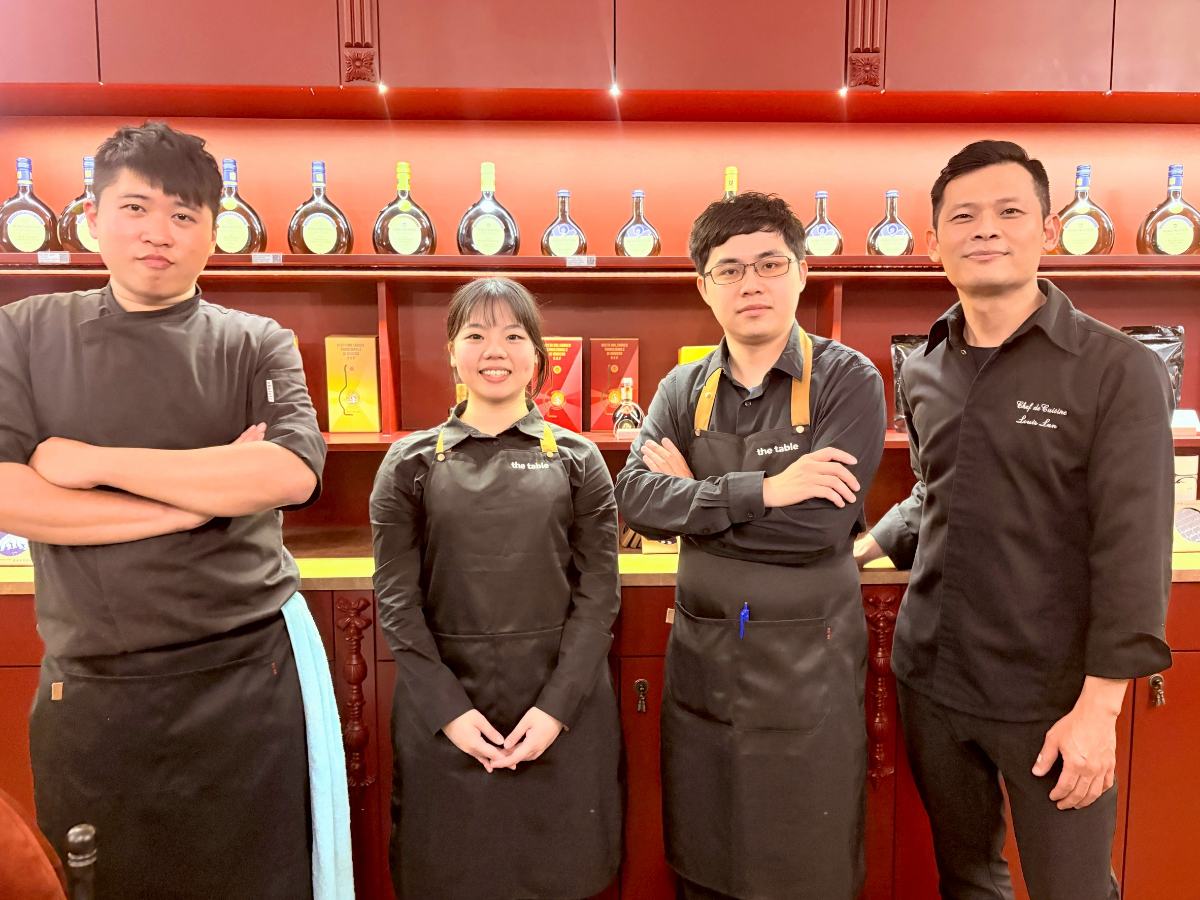 ▲藍祖榕老師帶領學生走入服務第一線現場,讓餐廳打造為學習大教室,培養能做、能說、也能設計體驗的新世代餐飲人才。