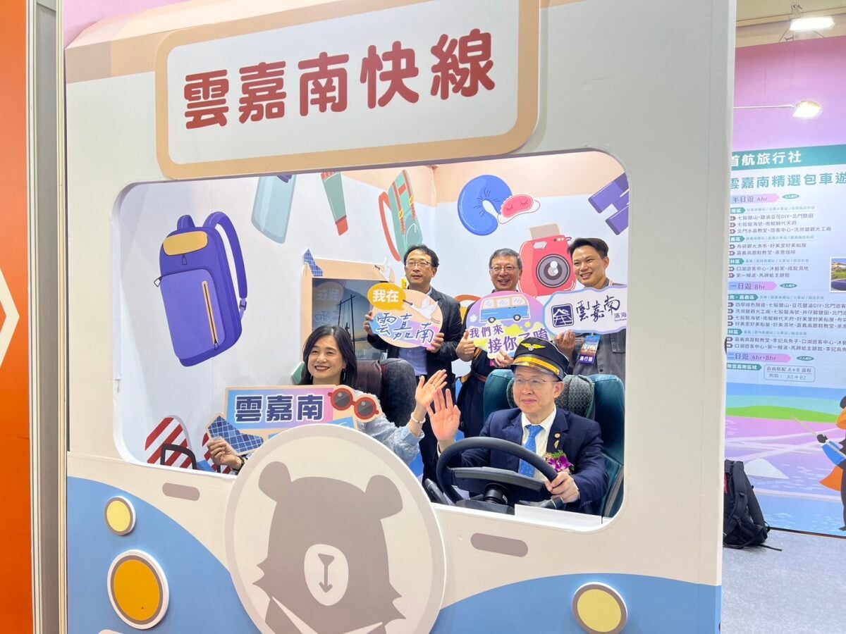 ▲雲嘉南管理處徐振能處長表示,本次展區除設置巴士互動裝置外,現場亦同步播放雲嘉南濱海觀光景點影片,讓民眾宛如親身踏上一段雲嘉南濱海公路之旅。