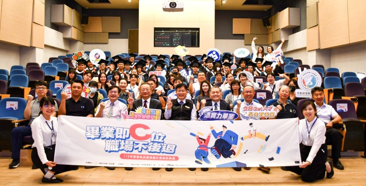 ▲來自吳鳳科大及崑山科大等2校、5系所的31位「雙軌訓練旗艦計畫」畢業生,於今日(5月15日)歡慶畢業,象徵正式開啟職涯新篇章。