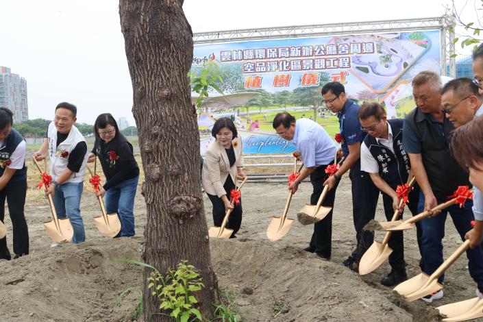 ▲縣環保局新辦公廳舍周邊空品淨化區景觀工程動土,植樹儀式。(記者劉峻文攝)