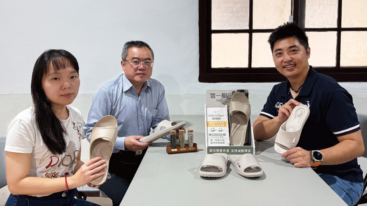 農業部茶及飲料作物改良場 加工技術科科長與副研究員(左) 與太松企業副總(右) (圖 /太松企業提供)