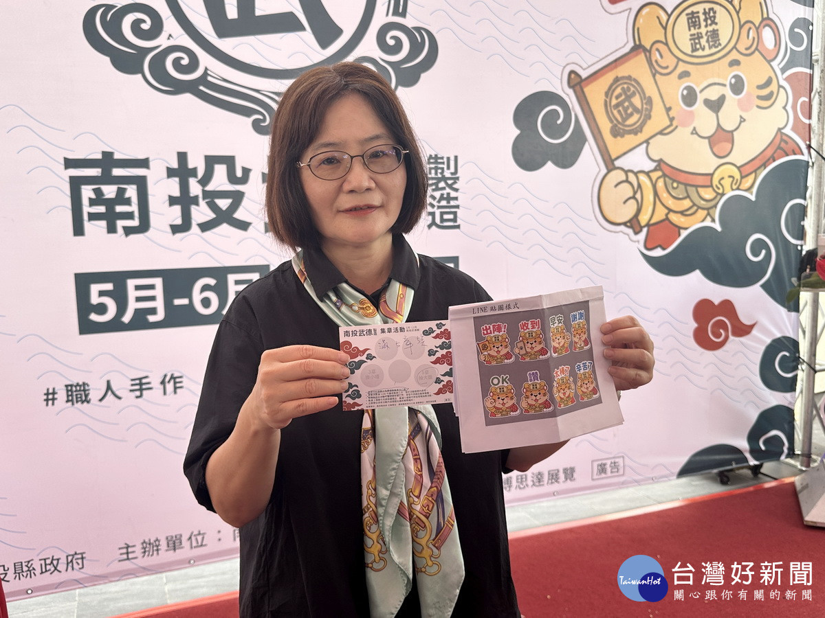 文化局代理局長李玉蘭說明活動豐富集點可抽紅包。(記者扶小萍攝)