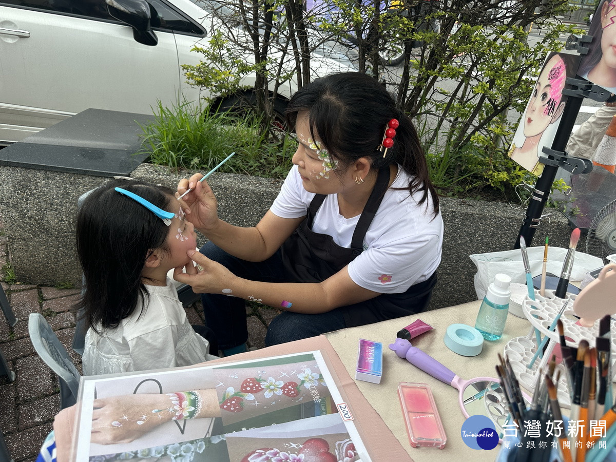 美麗姐姐幫小朋友彩繪上妝。(記者扶小萍攝)