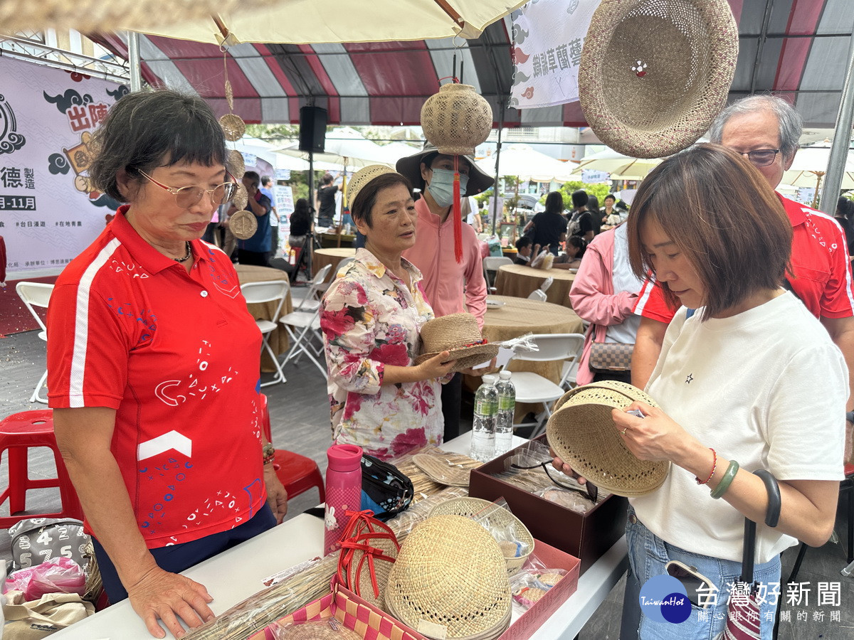 台中市傳統工藝保存者藺草編工藝師林惠津展售精緻工藝。(記者扶小萍攝)
