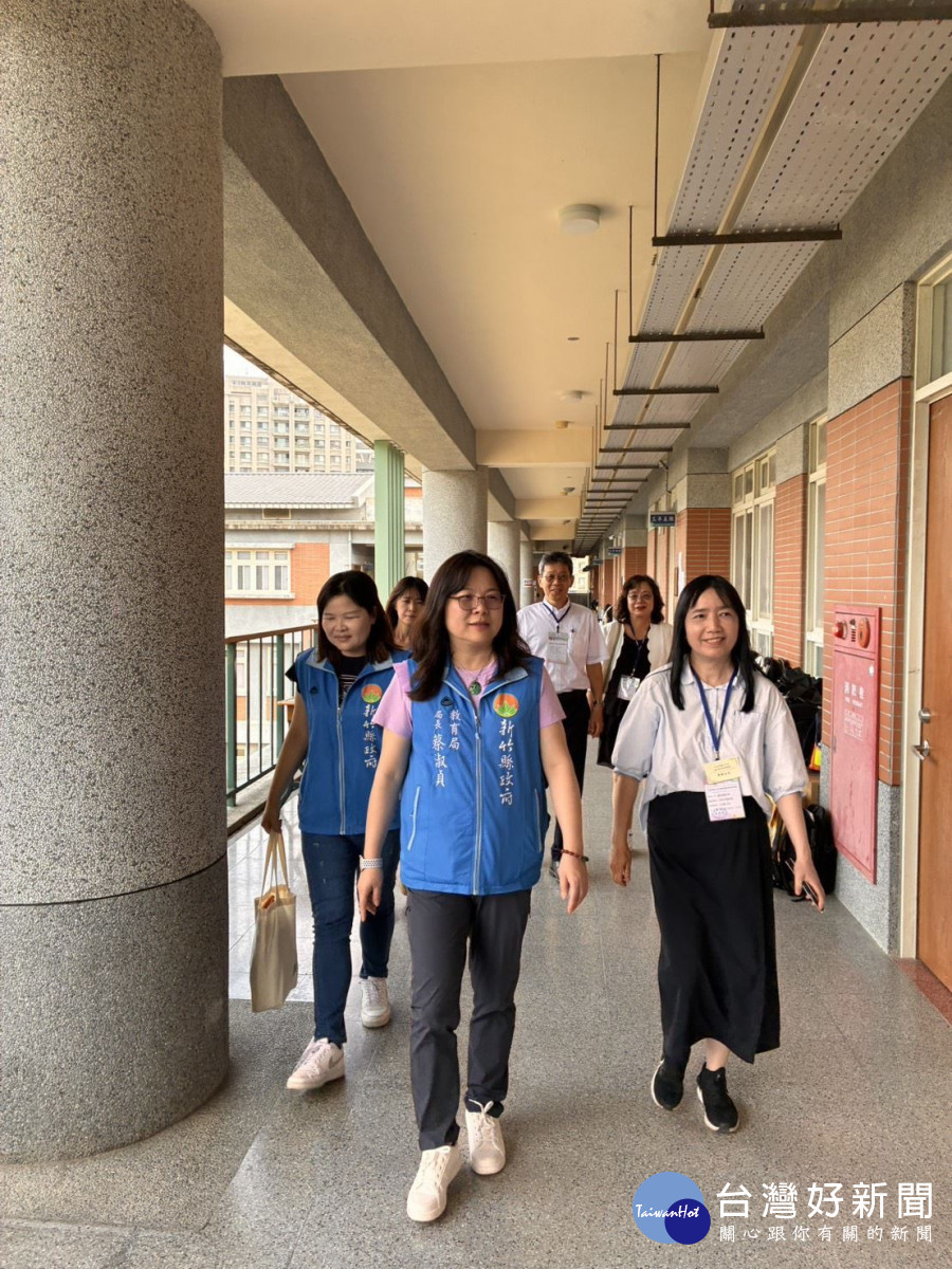 教育局長蔡淑貞親自巡視考場。