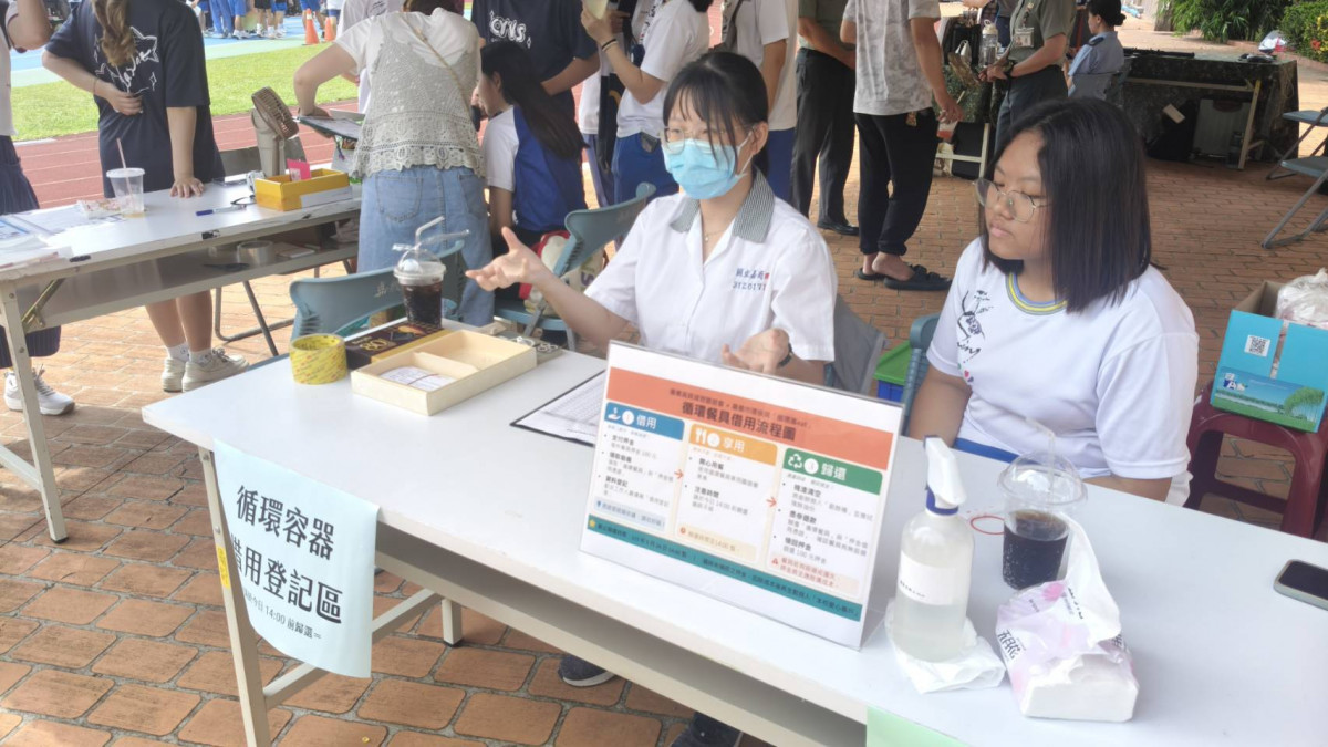 嘉商87周年校慶園遊會設置「循環餐具租借攤位」，鼓勵大家體驗循環餐具的便利與衛生／陳致愷攝影