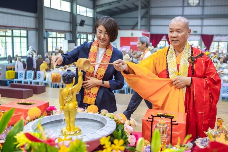 南投縣佛教會2570年聖誕浴佛祈福點燈大法會　許淑華為民祈福