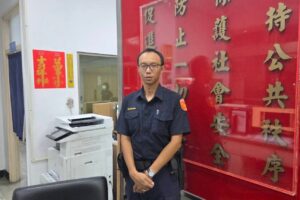 深夜代步車沒電受困 暖警徒手推車助老翁恢復行動力 50 %E6%9D%8E%E7%9B%88%E9%81%94 300x200 1