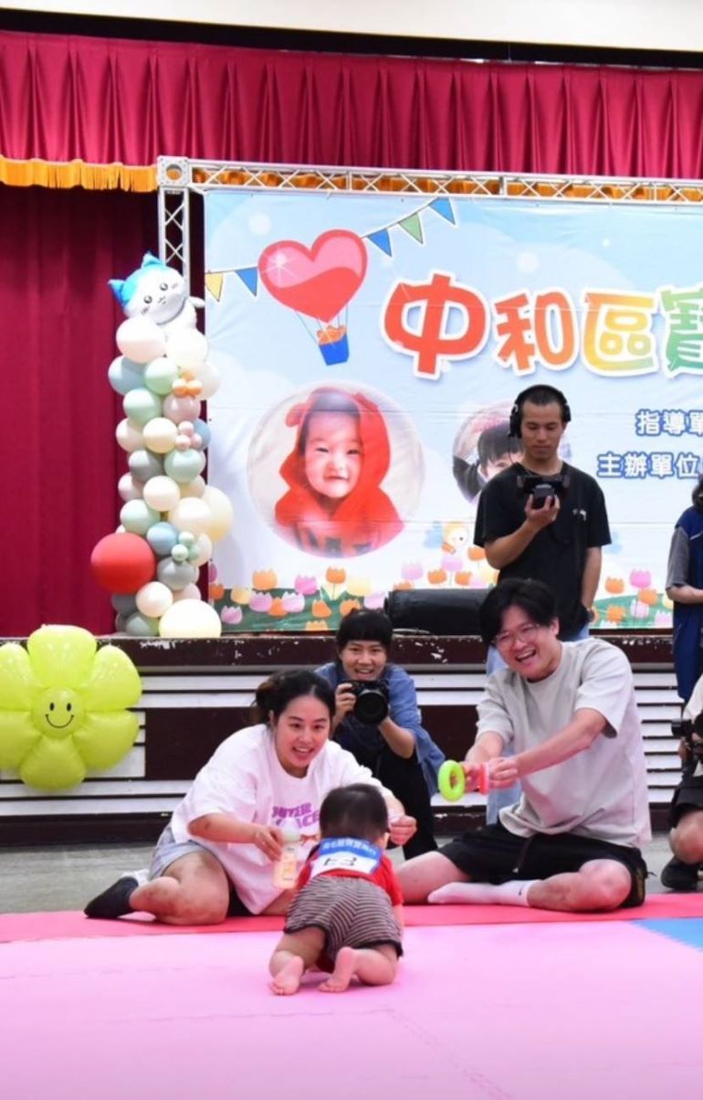 小寶貝勇闖賽道 中和爬行賽百位萌娃爬出歡笑 46 《圖說》家長使出渾身解數,以玩具吸引小寶貝奮力向前衝刺,親子在遊戲中共享歡樂時光。〈中和公所提供〉