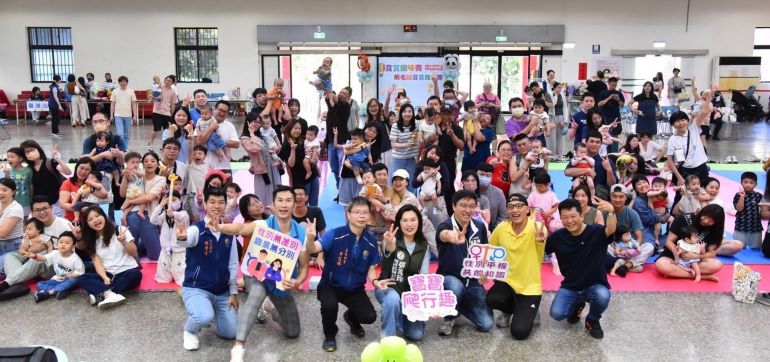小寶貝勇闖賽道 中和爬行賽百位萌娃爬出歡笑 48 《圖說》中和區公所「寶寶趣味賽-飛毛腿寶寶爬行賽」洋溢溫馨歡樂氣氛。〈中和公所提供〉