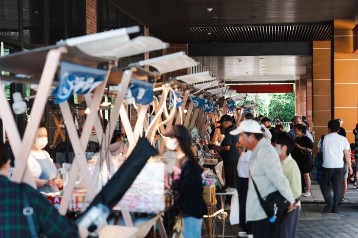 結合市集、美食與觀光 新北好市節-淡水海都祭登場 36 《圖說》活動現場集結30家市場名攤以及美食餐車,吸引大批民眾駐足消費,海都廣場洋溢熱鬧節慶氛圍。〈市場處提供〉