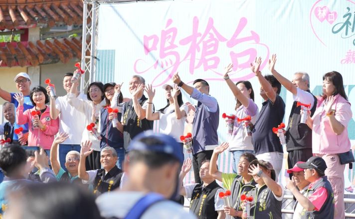 林口親子祈福健走3000人健走同樂 三代同行最吸睛 27 《圖說》鄭淑敏區長及各與會貴賓祝大家圓滿順利、開心起走。〈林口區公所提供〉