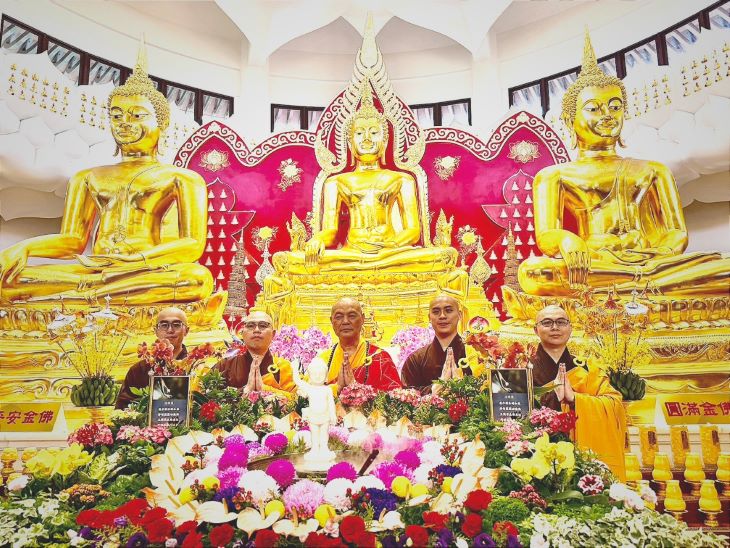 歡慶佛誕感恩浴佛 靈鷲山聖山寺慶典至5/26 29 《圖說》灑淨儀式圓滿,靈鷲山聖山寺監院懇慧法師(中)與眾法師於金佛殿前合影。〈靈鷲山佛教教團提供〉