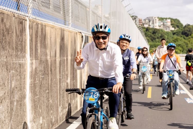 串聯雙北水岸生活圈 淡水金色水岸自行車廊帶再升級 61 《圖說》市長侯友宜率隊騎乘全新關渡段自行車道,感受淡水河岸嶄新門戶風貌。〈高灘處提供〉