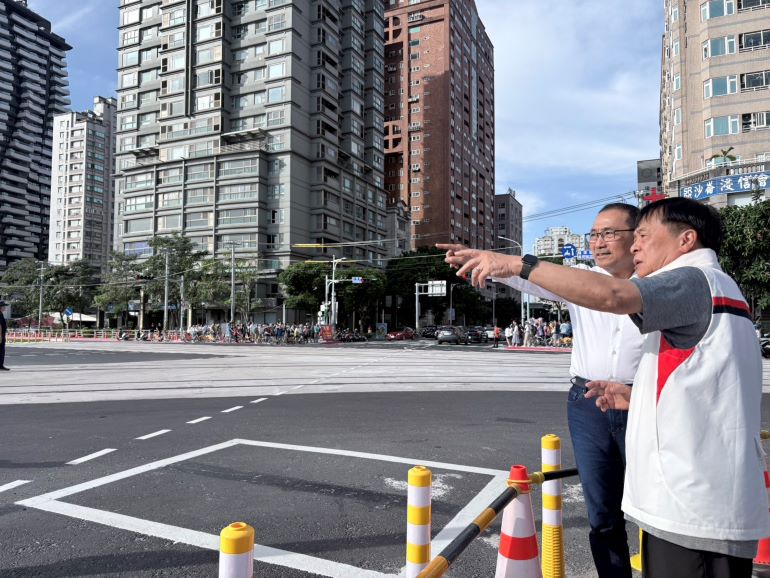 視察淡江大橋交通疏導 侯:加速智慧監控與公共運輸整 50 《圖說》交通局長鍾鳴時同市長侯友宜視察淡水區沙崙路與中正路口車流紓解狀況。〈交通局提供〉