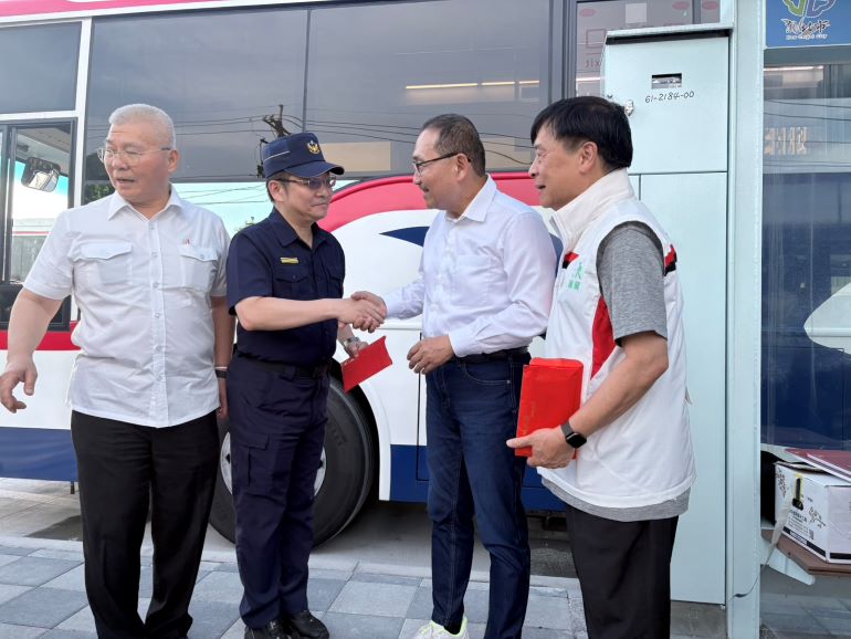 淡江大橋通車首迎假日 新北啟動交維與接駁精進措施 41 《圖說》新北市長侯友宜致贈慰問金淡水、蘆洲分局長及交通大隊,右為交通局長鍾鳴時。〈交通局提供〉