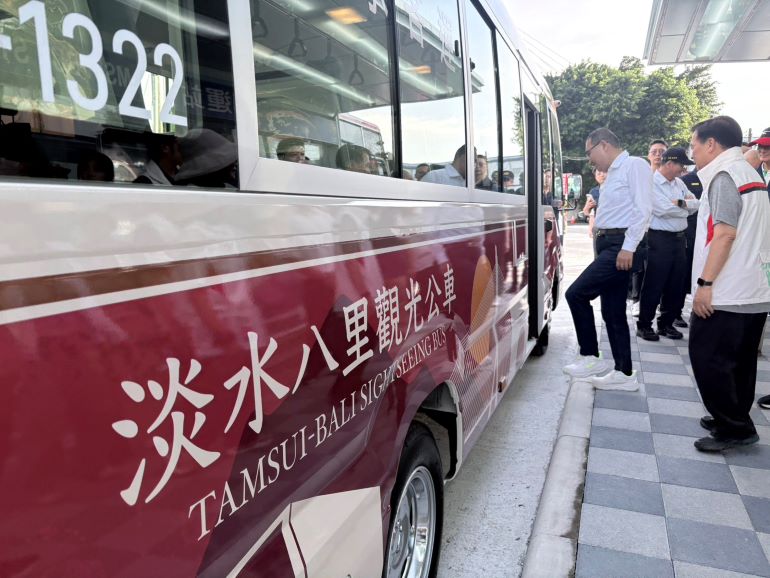 淡江大橋通車首迎假日 新北啟動交維與接駁精進措施 43 《圖說》侯友宜試乘115淡水八里觀光公車。〈交通局提供〉