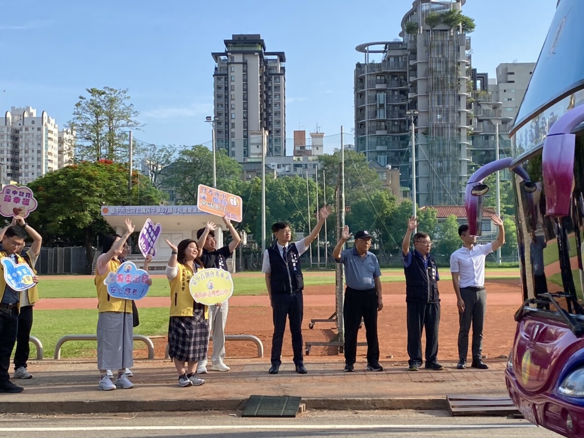 ▲教育局長蔣偉民至向上國中視察會考專車。(圖/記者顏淑娟翻攝)