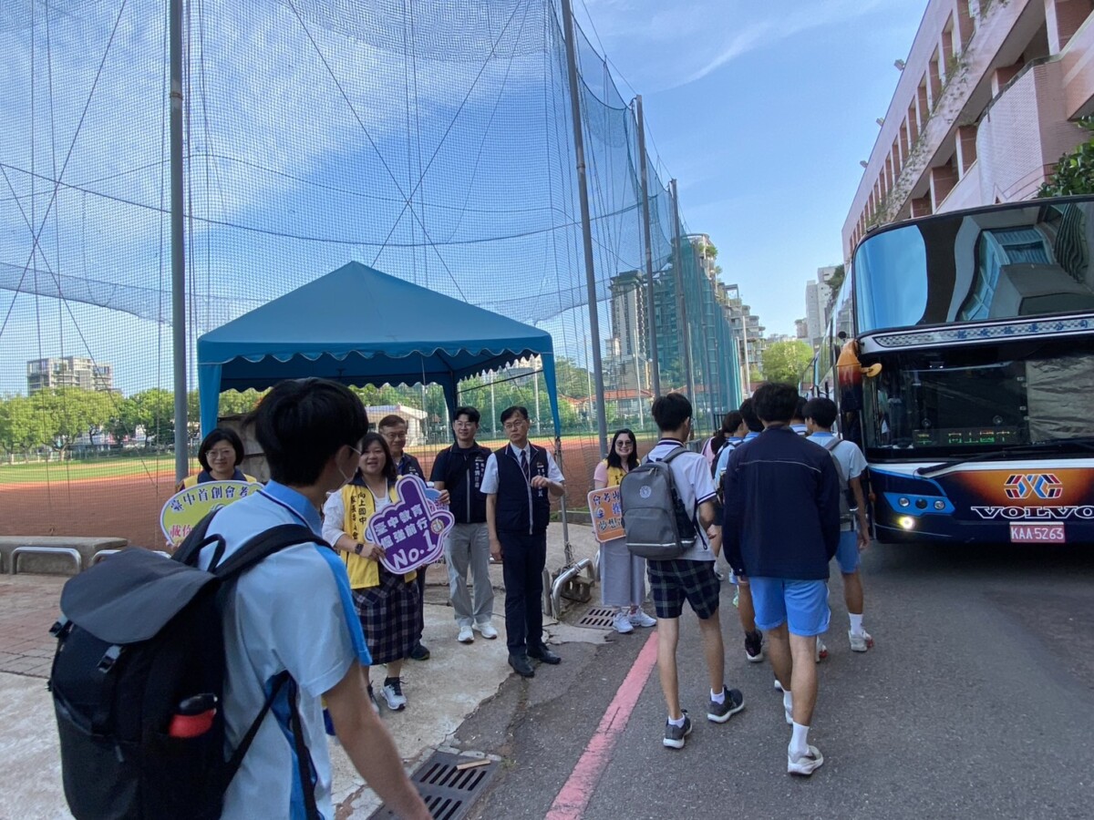 ▲為應試考生加油。(圖/記者顏淑娟翻攝)