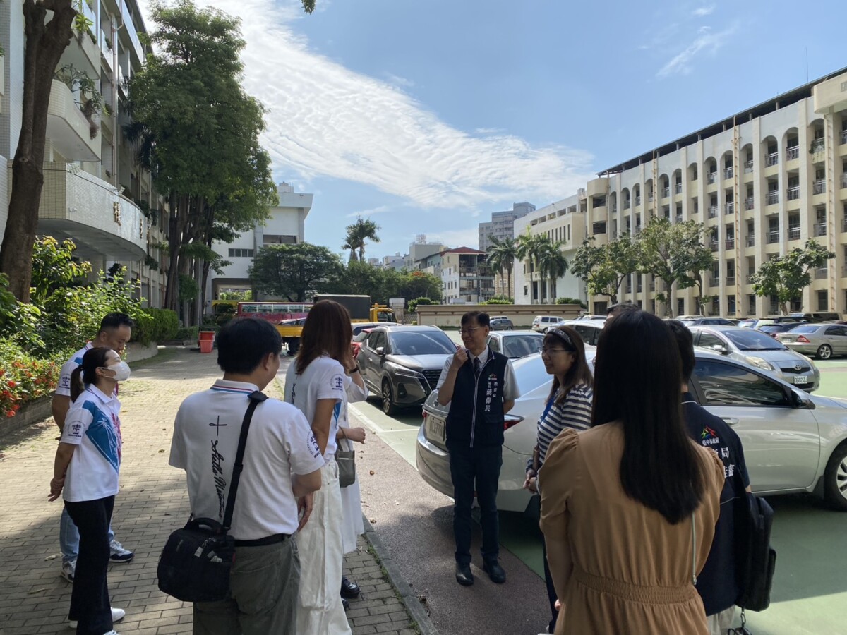 ▲教育局長蔣偉民至台中二中考場巡視。(圖/記者顏淑娟翻攝)