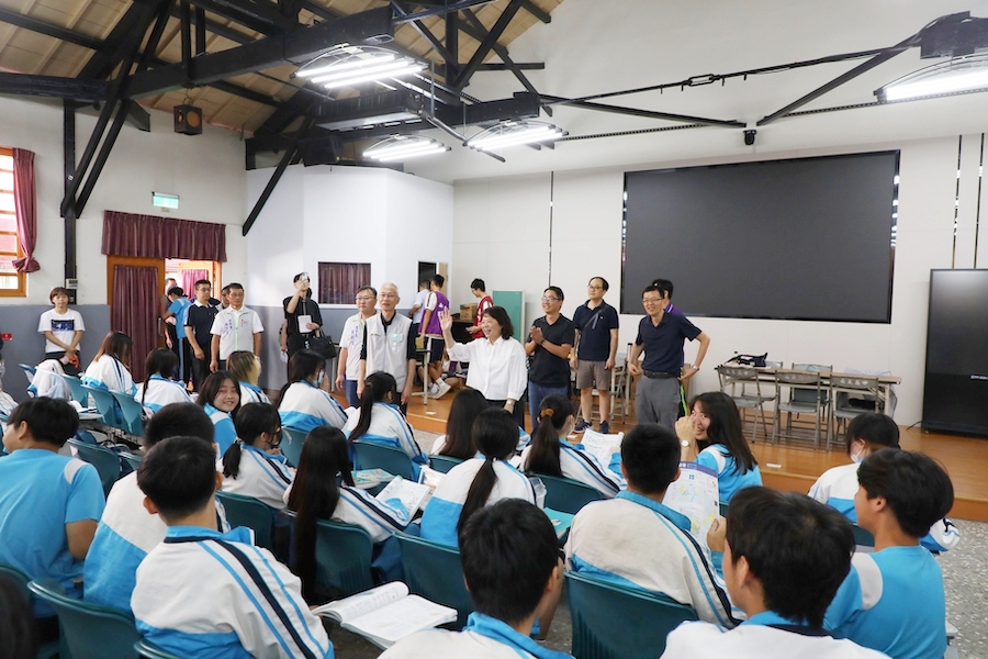 黃敏惠市長一早即赴國立嘉義高級中學考場，為全市2,576名考生加油打氣；鼓勵考生相信自己，「堅持就是勝利」，祝福每位考生都能發揮實力、金榜題名。（圖/嘉義市政府提供）