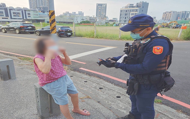 阿嬤外出迷途街頭無助　楠梓警暖心護送返家