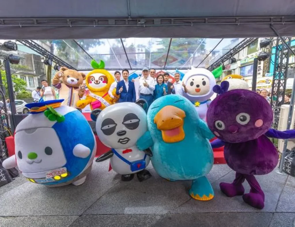 國內外友好夥伴與代表吉祥物參加活動