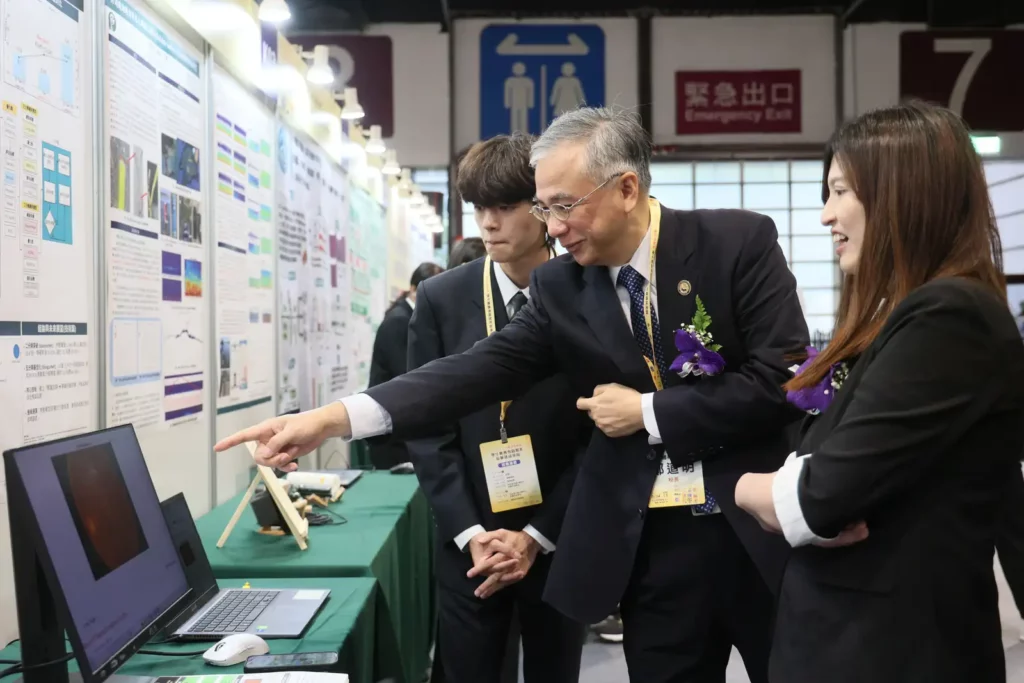朝陽科技大學鄭道明與教育部技職司專委陳映璇一同巡示會場，參觀學生競賽作品。