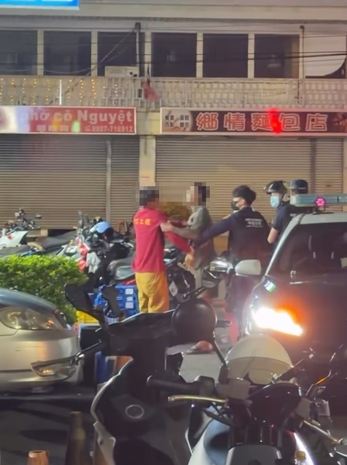 「醉」失控!中壢男酒後咆哮揮拳襲警 下秒慘被壓制在地 1778897611619 0