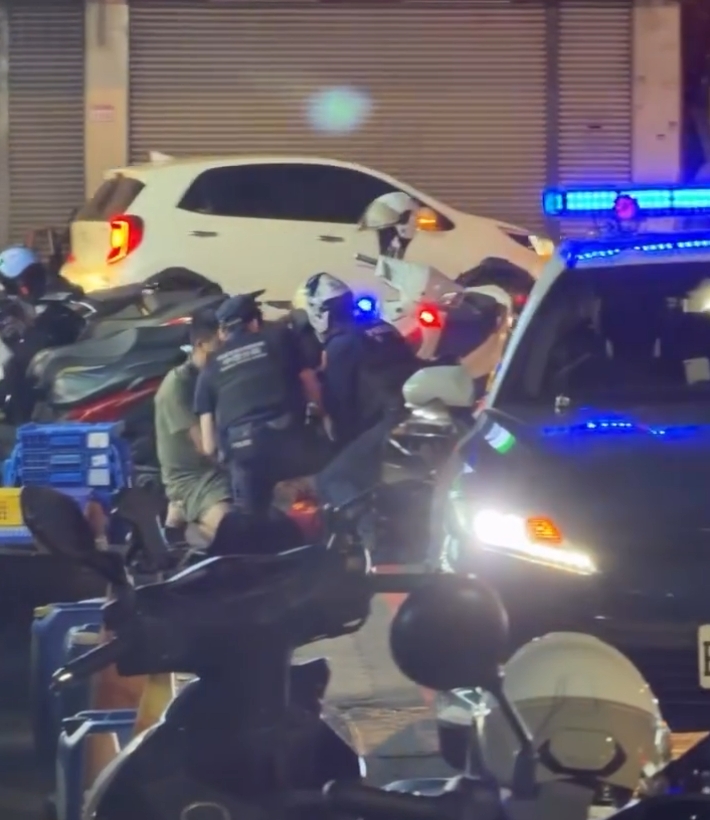 「醉」失控!中壢男酒後咆哮揮拳襲警 下秒慘被壓制在地 1778897636256 0