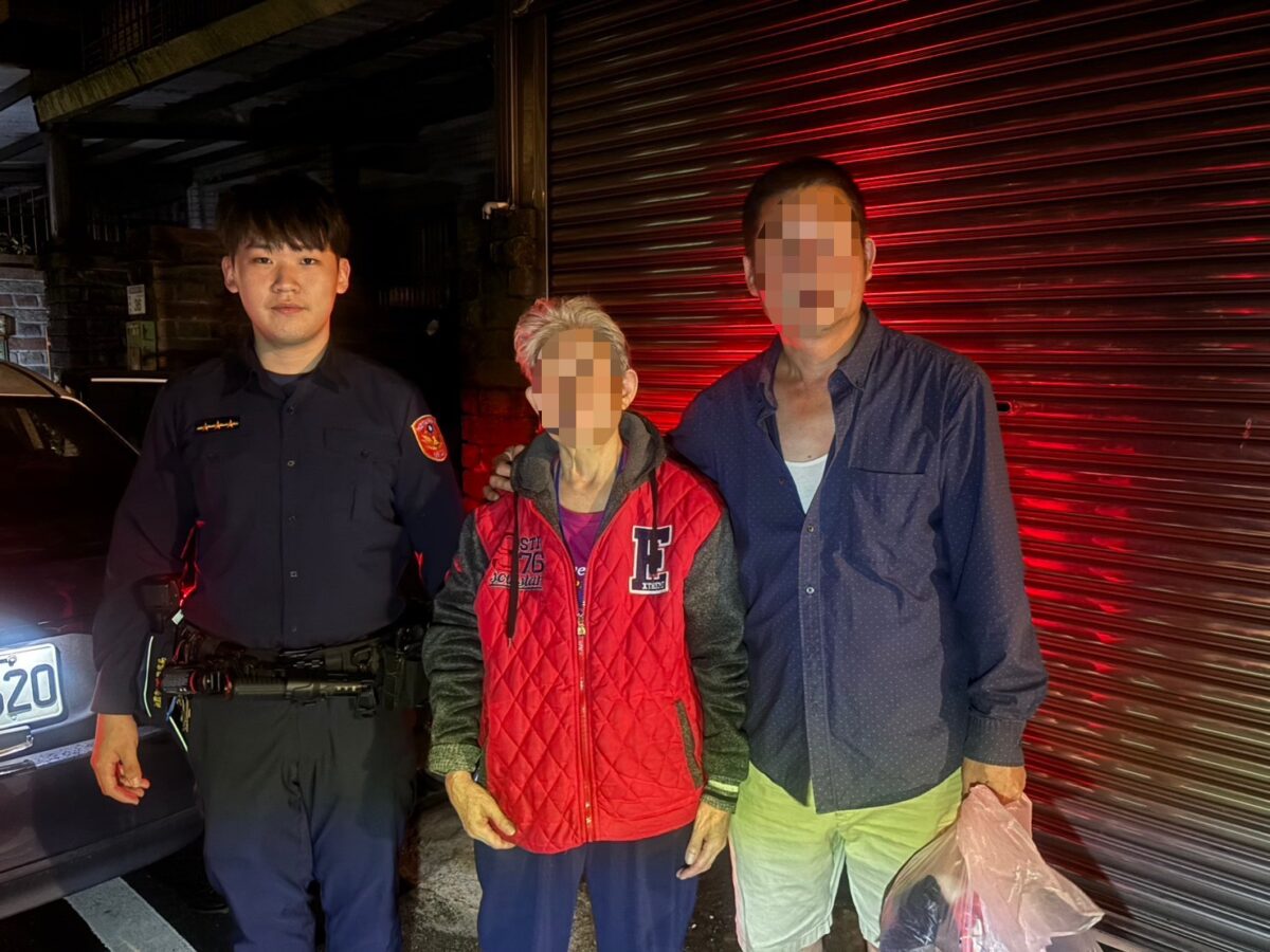 7旬婦凌晨翻窗外出找兒子 狂敲鄰居家門楊梅警暖心助返家 S 83624039