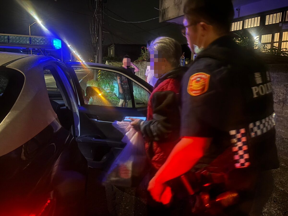7旬婦凌晨翻窗外出找兒子 狂敲鄰居家門楊梅警暖心助返家 S 83624037